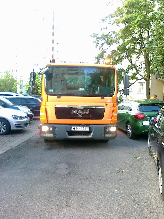 Auto do wywozu gabarytów skutecznie zastawiło drogę, więc zawróciłam