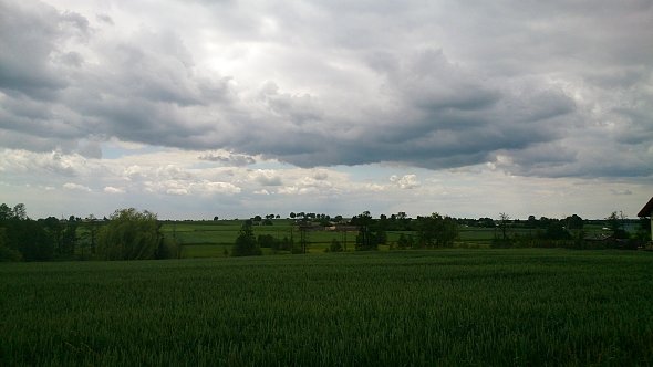 Ciemne chmury nad polami