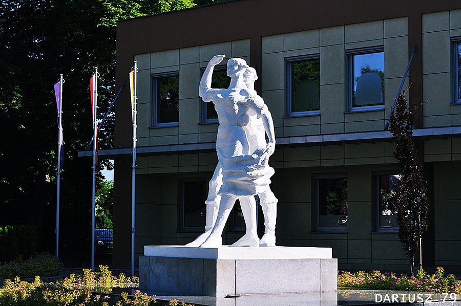 Gogolin - Pomnik Karolinki i Karlika