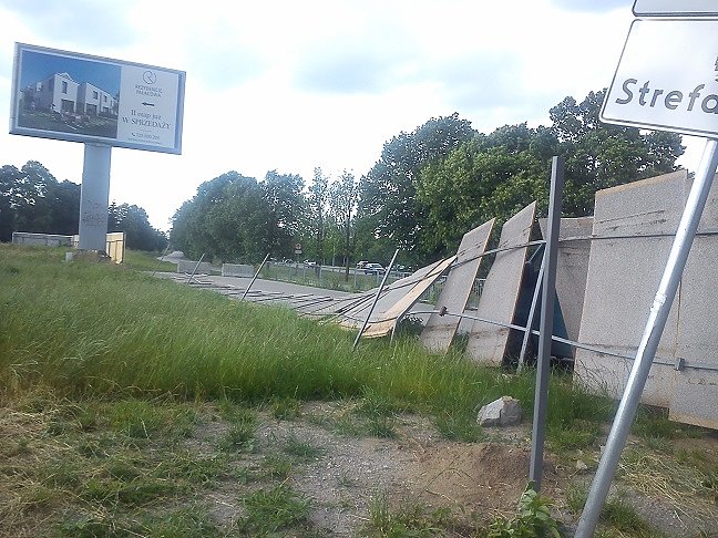 Stał parkan i leży parkan. Ciekawe ile czasu upłynie dopóki właściciel go nie przywróci do pionu