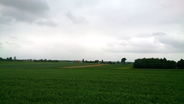 Ciemne chmury nad polami