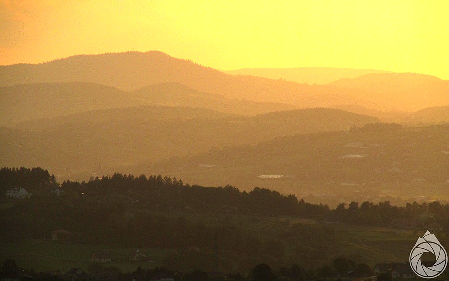 Beskid Wyspowy w zachodzącym słońcu