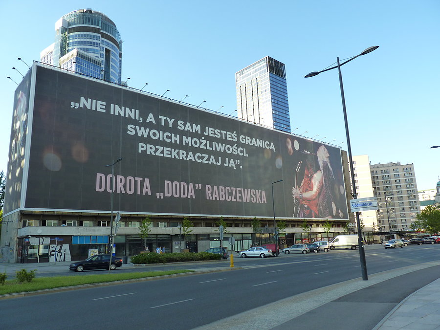 Blondynka, a dobrze gada