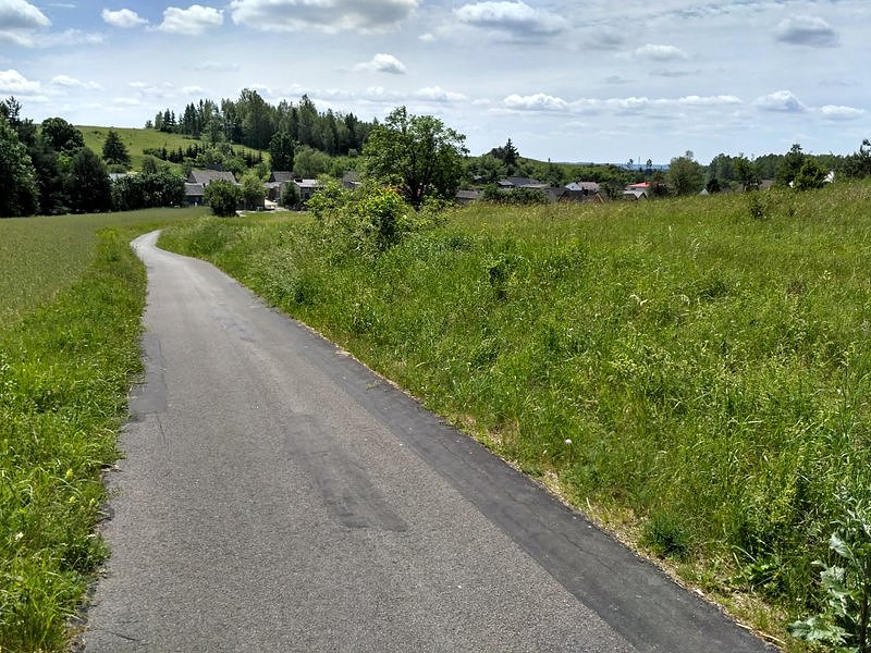 Czerwony rowerowy zaskakuje, ostatnio gdy tędy jechałem był piach