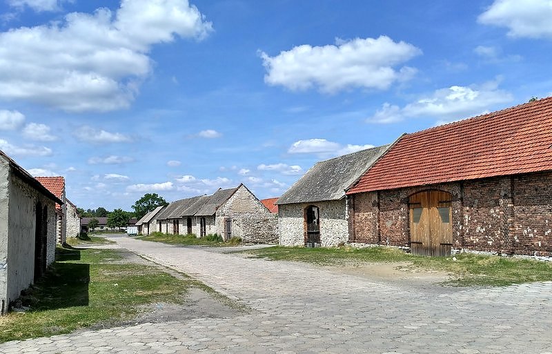 Zespół zabudowań stodół w Żarkach