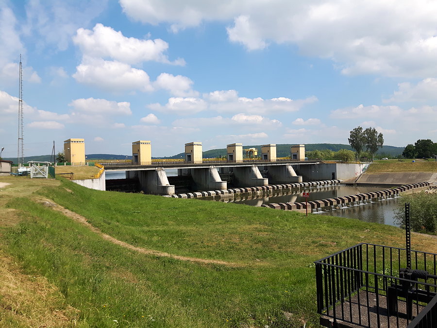 Zapora wodna w Łączanach