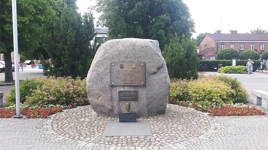 Błędny zapis słów Hymnu na Rynku w Błoniu
