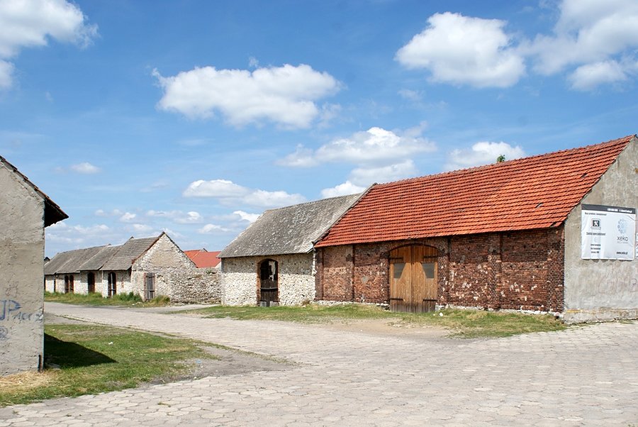 Zespół stodół w Żarkach