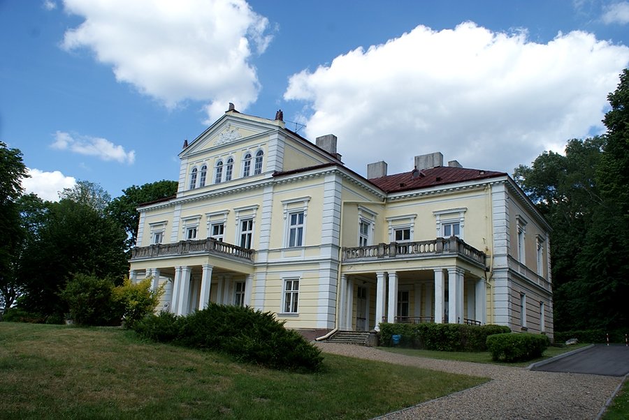 Przed Pałacem w Złotym Potoku