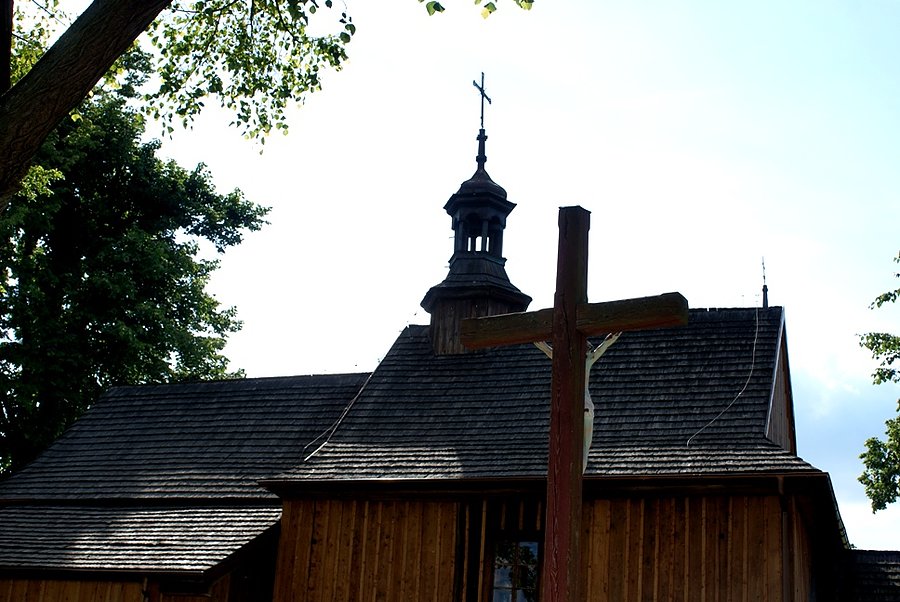 Przed drewnianym kościółkiem w Zrębicach