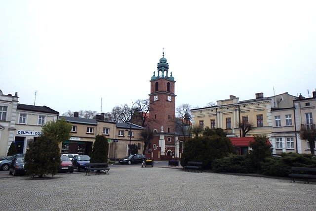 Rynek w Kłecku z widokiem na kościół p.w. Świętego Jerzego i Świętej Jadwigi