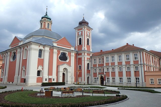 Kościół i zabudowania dawnego klasztoru Cysterek w Owińskach