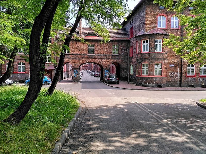 Wjazd na Nikisz... powinien być zakaz parkowania i wjazdu samochodów
