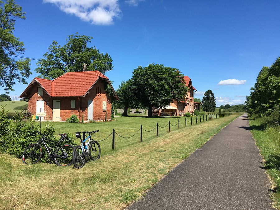 Ścieżka dłgości około 30 km wiedzie dawnym nasypem kolejowym