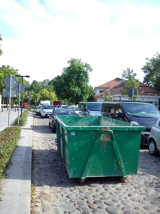 A firma odbierająca odpady skutecznie zamknęła p[rzejazd jednokierunkową ulicą. W karnym ogonku stało 11 samochodów. Ale doczekali się gdy wychodziłem z kościoła po kwadransie ulica była przejezdna