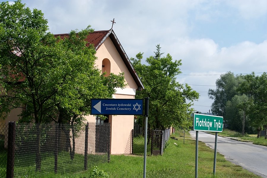 Ostatni znak/drogowskaz na cmentarz żydowski w Radoszycach - później ślad po nim ginie, dlaczego?