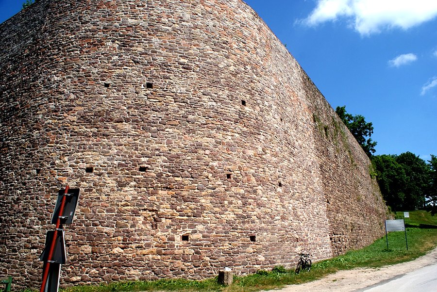 Mur oporowy w Bobrzy ma 15 metrów wysokości