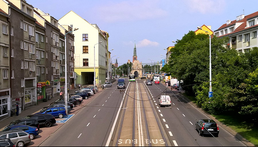 Widok na Bramę Portową z kładki nad ulicą Wyszyńskiego
