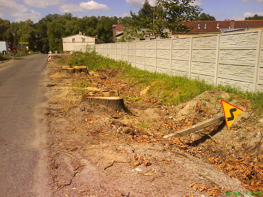 Niestety, wraz z drzewami poległy archaiczne, betonowe znaki ;(