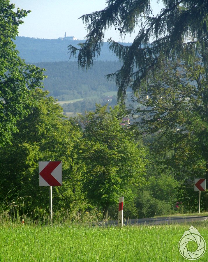 Ostatni zakręt podjazdu (w tę stronę zjazdu) z Łagowa z Św.Krzyżemw tle