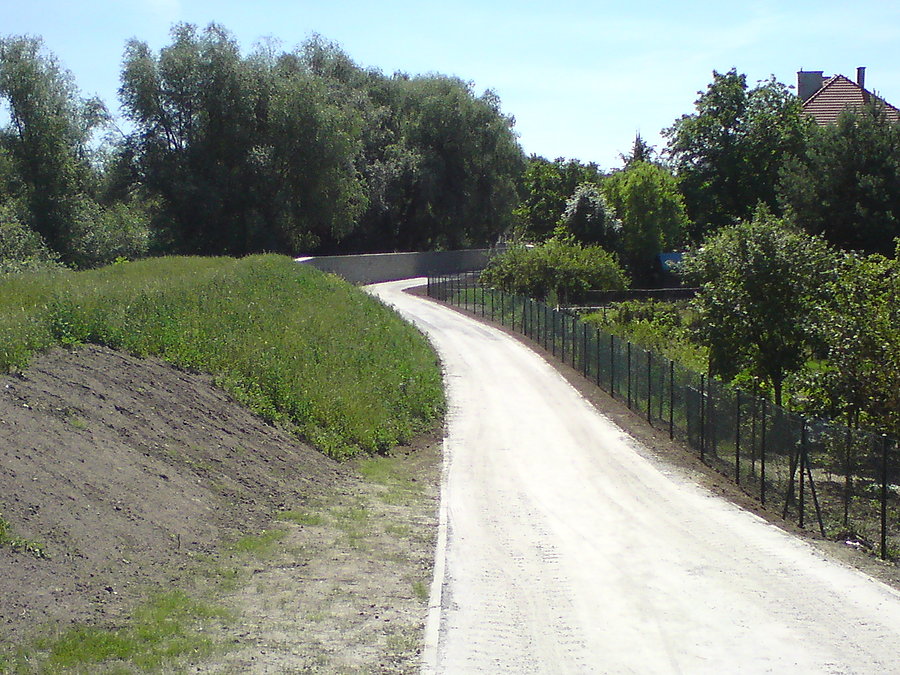 Przejście muru w wał ziemny
