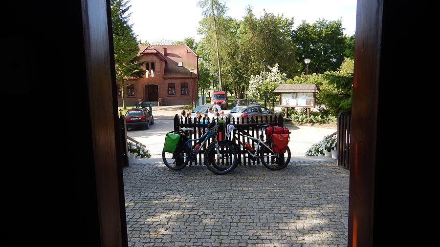 Szlak Kościołów Drewnianych - nasze rowery pod kościołem w Kicinie