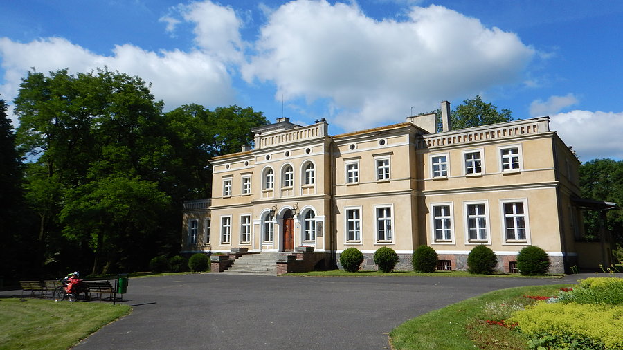 Szlak Kościołów Drewnianych - Pałac w Uzarzewie