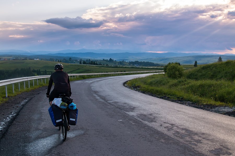 Za mną w tle widać polskie Bieszczady