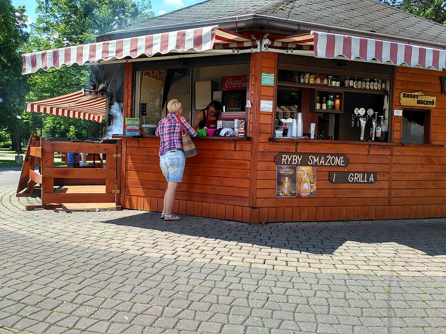 Zdecydowanie odradzam jedzenie w tym miejscu, nie dość że drogo, to nijakie to coś jest