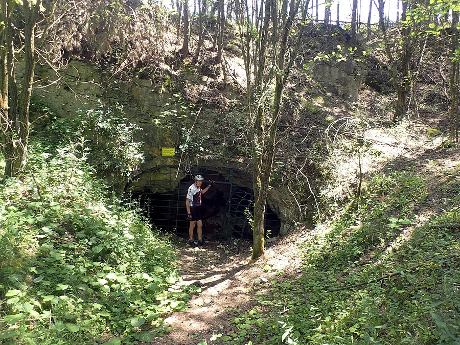 Kolejna jaskinia w górze Zelce