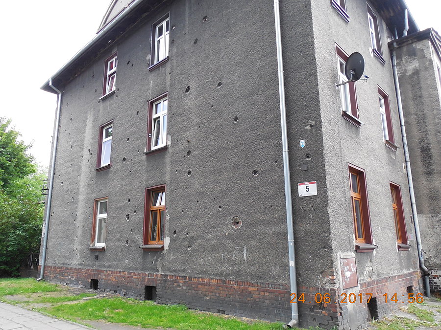 Ślady pocisków z okresu drugiej wojny światowej