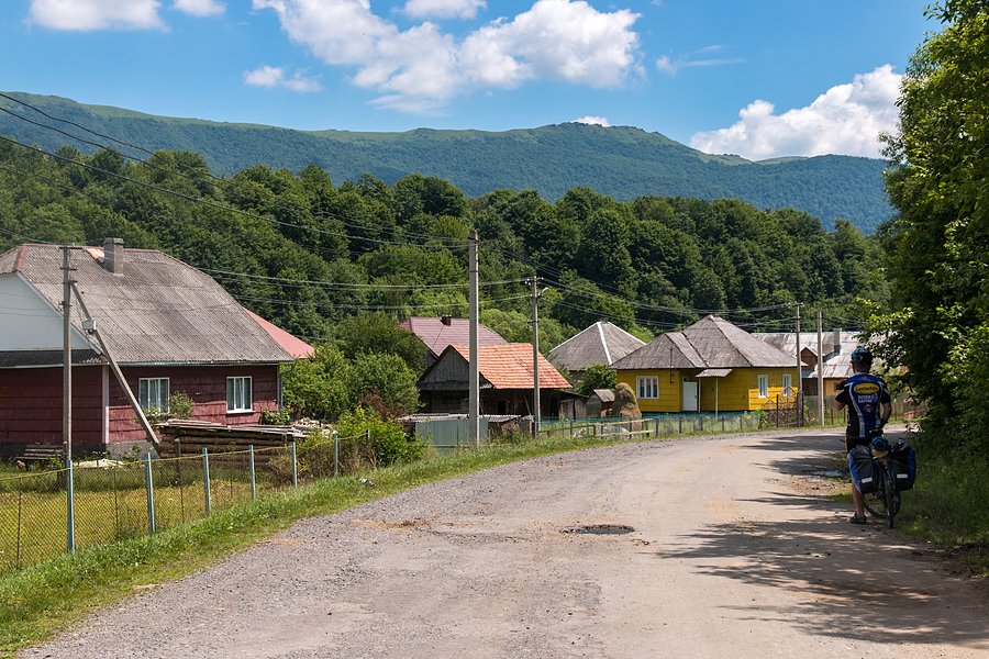 Nieśmiało pojawiają się resztki asfaltu