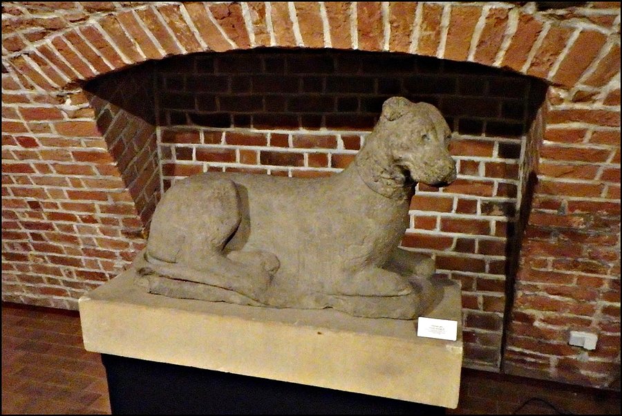 Rzeźba ulubionego psa w Muzeum Zamku Piastów Śląskich w Brzegu