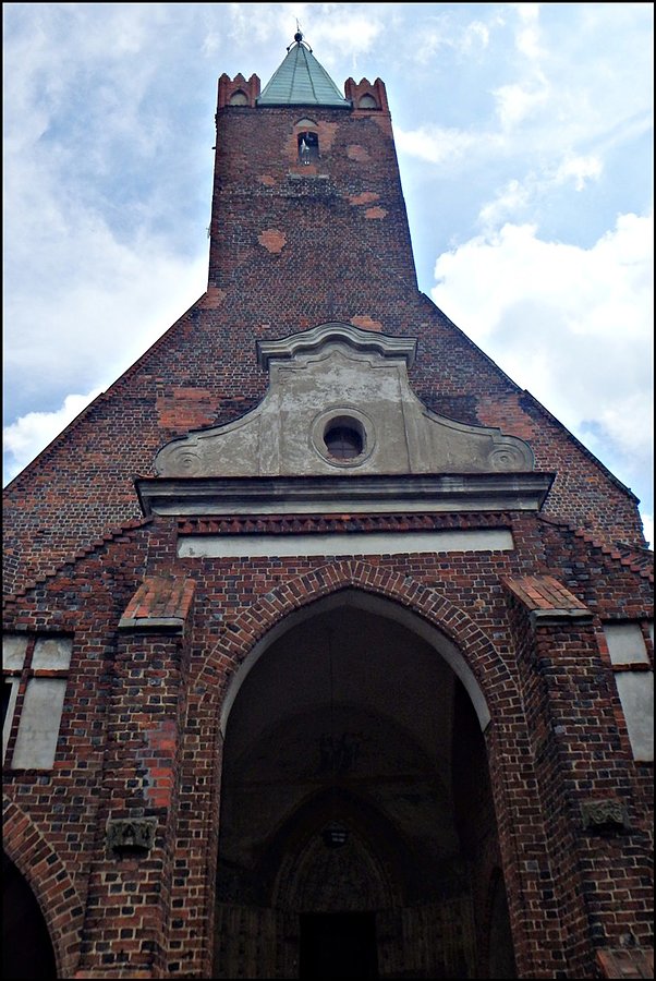 Front kościoła w Małujowicach