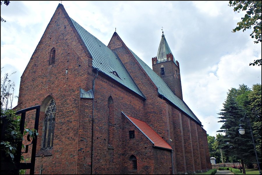 Zabytkowy kościół w Małujowicach
