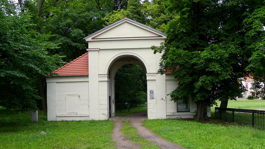 Jedna z dwóch bram kordegard przed pałacem w Owińskach