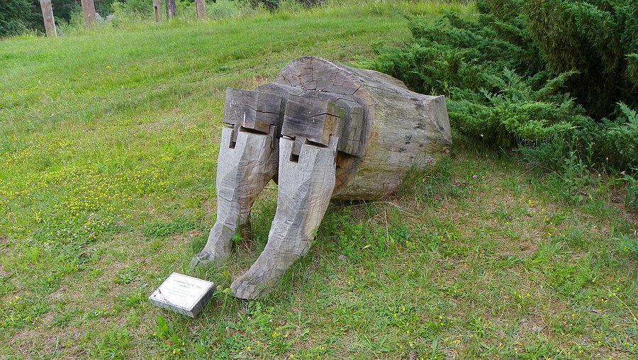 Zielonka - jedna z rzeźb w arboretum