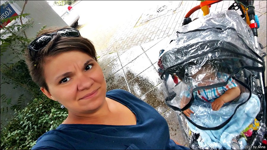 Mama chwilę poczytała i zaczęła uciekać przed ulewą. Nie zdążyła :D
