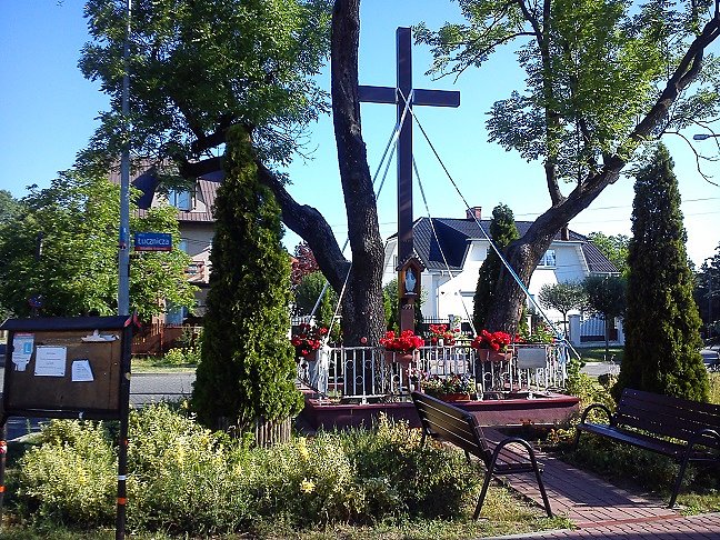 Łucznicza róg Biedronki Wśród nowoczesnej zabudowy willowej bardzo zadbany skwer z krzyżem i kapliczką