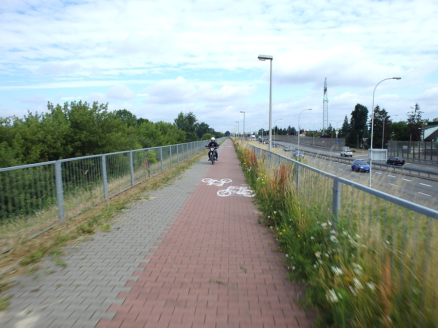 Motocyklista na drodze dla rowerów