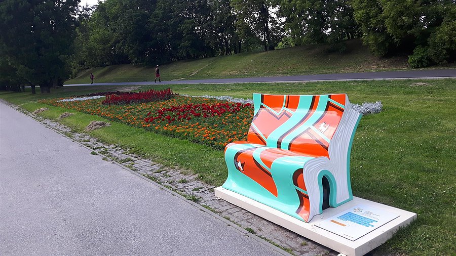 Pole Mokotowskie - ławka pomarańczowa planeta