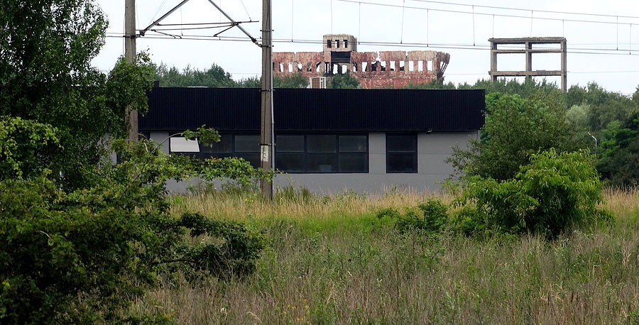 Police - w oddali fragment ruin po hitlerowskiej fabryce benzyny syntetycznej