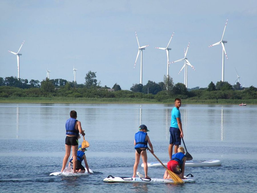 Jezioro Kaliszańskie - z widokiem na elektrownie wiatrowe w Margoninie