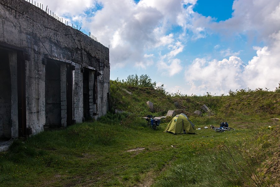Miejsce noclegowe na połoninie tuż obok ruin