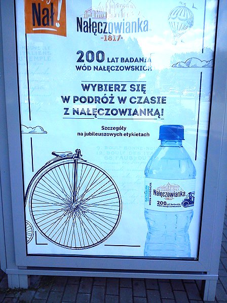 Rower jest coraz liczniej występującym elementem kolejnych reklam, promocji, zdobień sklepów. Tu w połączeniu z promocją wody stołowej