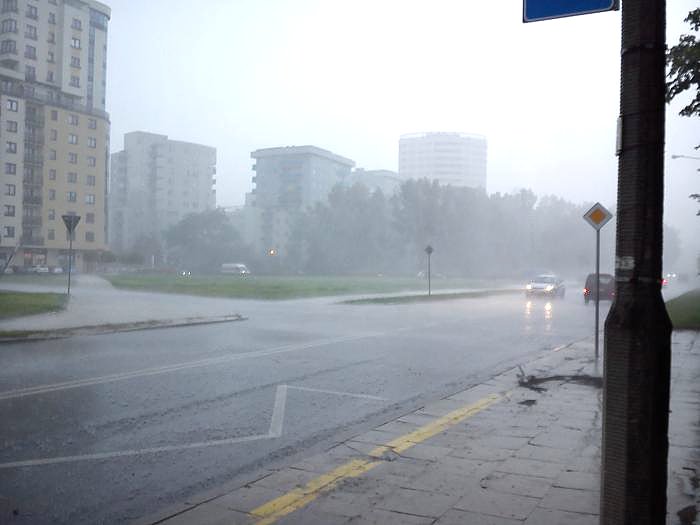 Ciągle pada! Asfalt ulic jest dziś śliski jak brzuch ryby, mokre niebo się opuszcza coraz niżej, żeby przejrzeć się w marszczonej deszczem wodzie