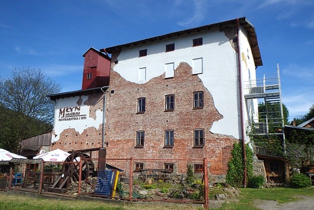 Muzeum Młynarstwa i Wsi oraz karczma w Ustrzykach Dolnych