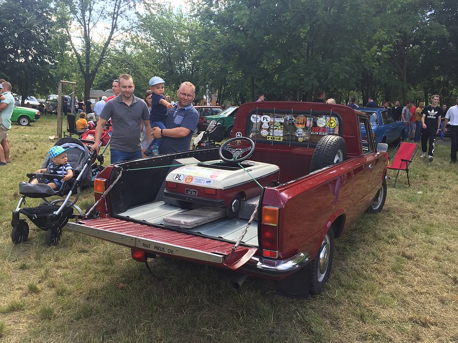 Zlot pojazdów zabytkowych w Oławie - duży fiat pickup ujęcie 2