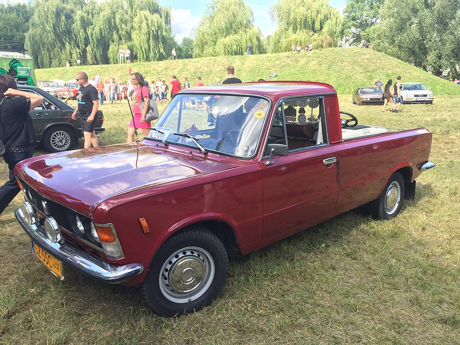Zlot pojazdów zabytkowych w Oławie - duży fiat pickup ujęcie 1