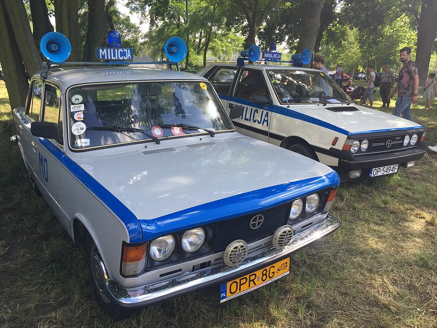 Zlot pojazdów zabytkowych w Oławie - policja a raczej milicja